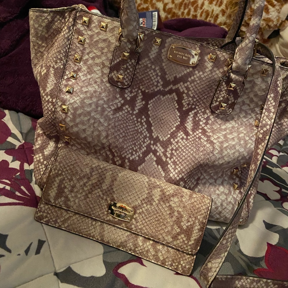 Micheal kors purse and matching wallet